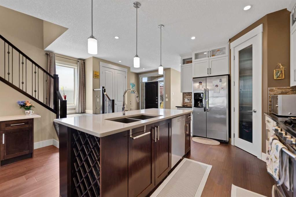 4410 17 Avenue Nw, Calgary, AB - Indoor Photo Showing Kitchen With Double Sink With Upgraded Kitchen