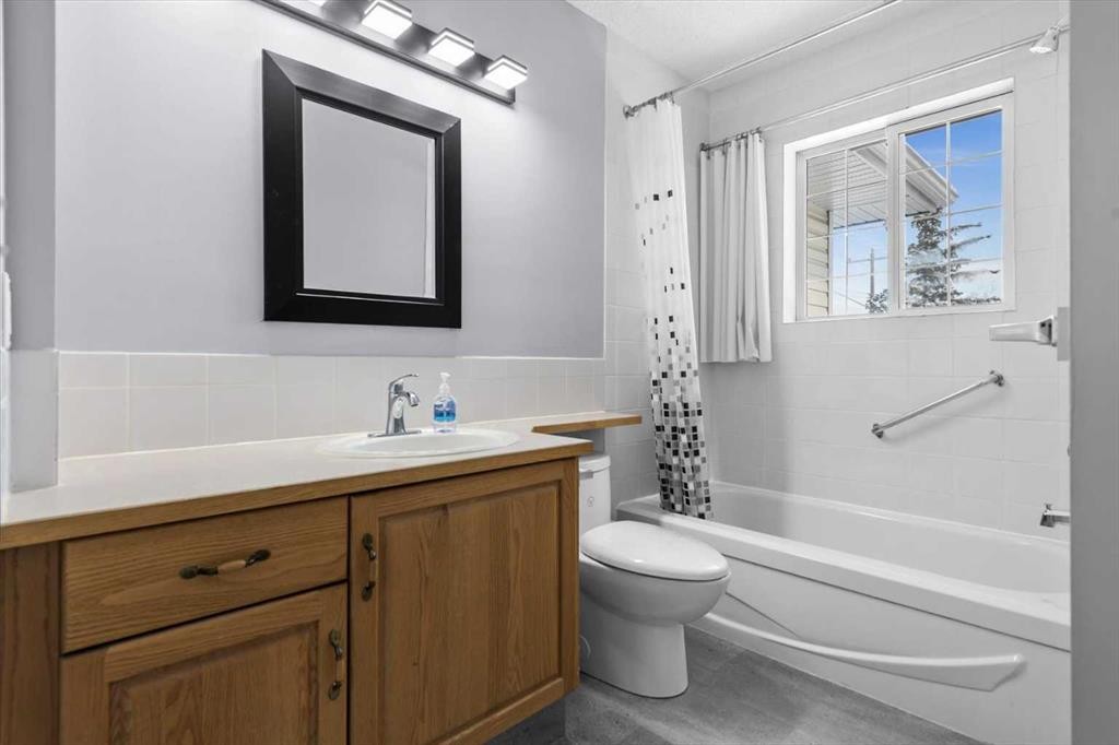 3103 39 Street Sw, Calgary, AB - Indoor Photo Showing Bathroom