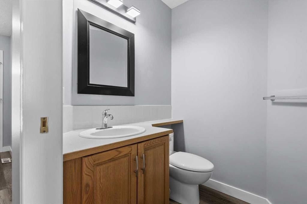 3103 39 Street Sw, Calgary, AB - Indoor Photo Showing Bathroom
