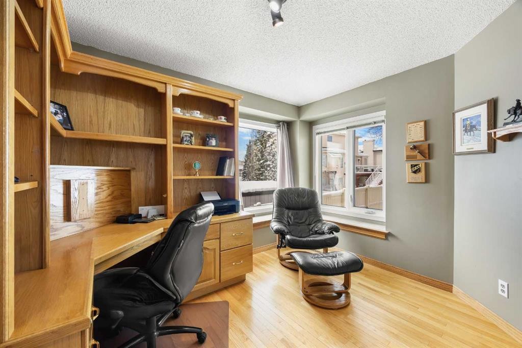 8 Edgevalley View Nw, Calgary, AB - Indoor Photo Showing Office