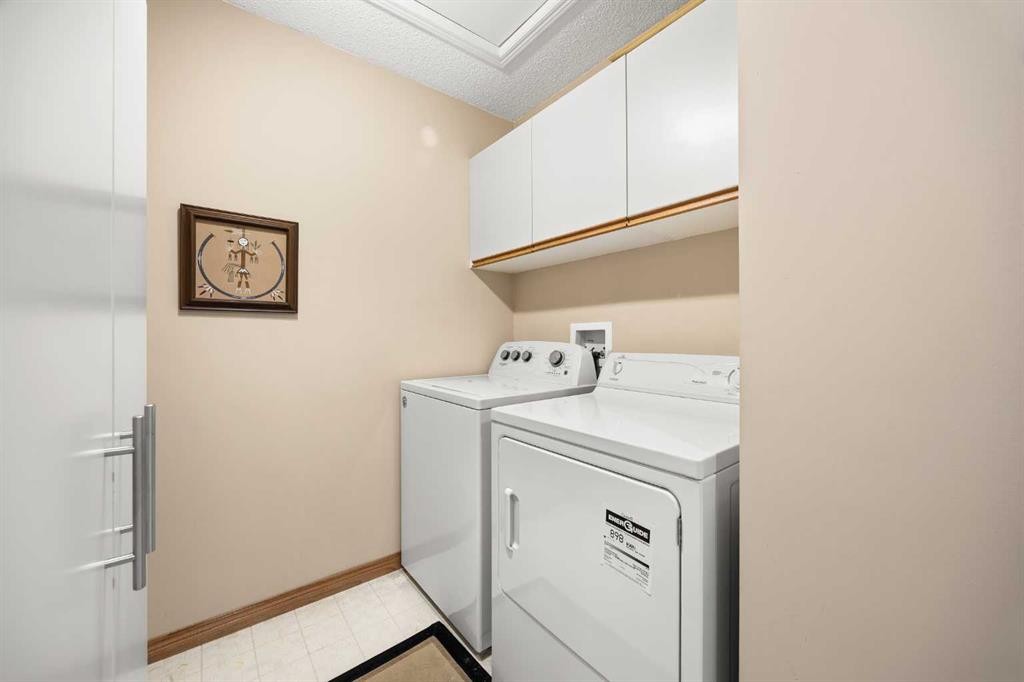 8 Edgevalley View Nw, Calgary, AB - Indoor Photo Showing Laundry Room