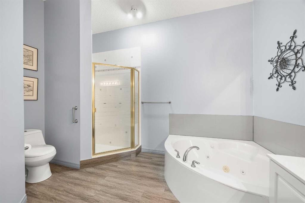 8 Edgevalley View Nw, Calgary, AB - Indoor Photo Showing Bathroom