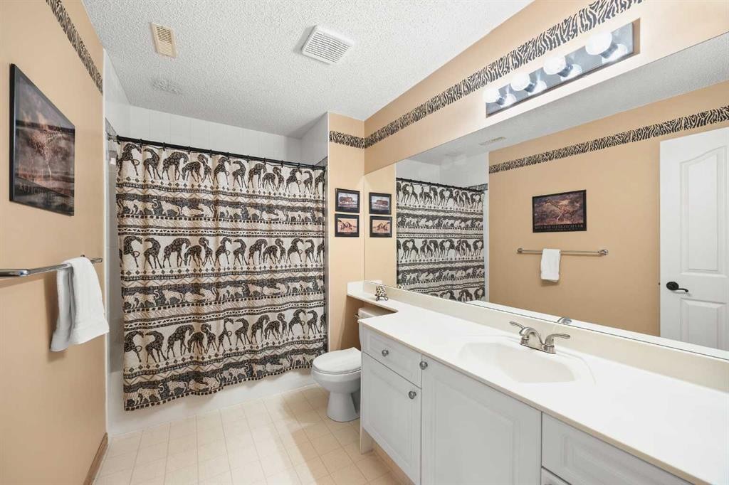 8 Edgevalley View Nw, Calgary, AB - Indoor Photo Showing Bathroom