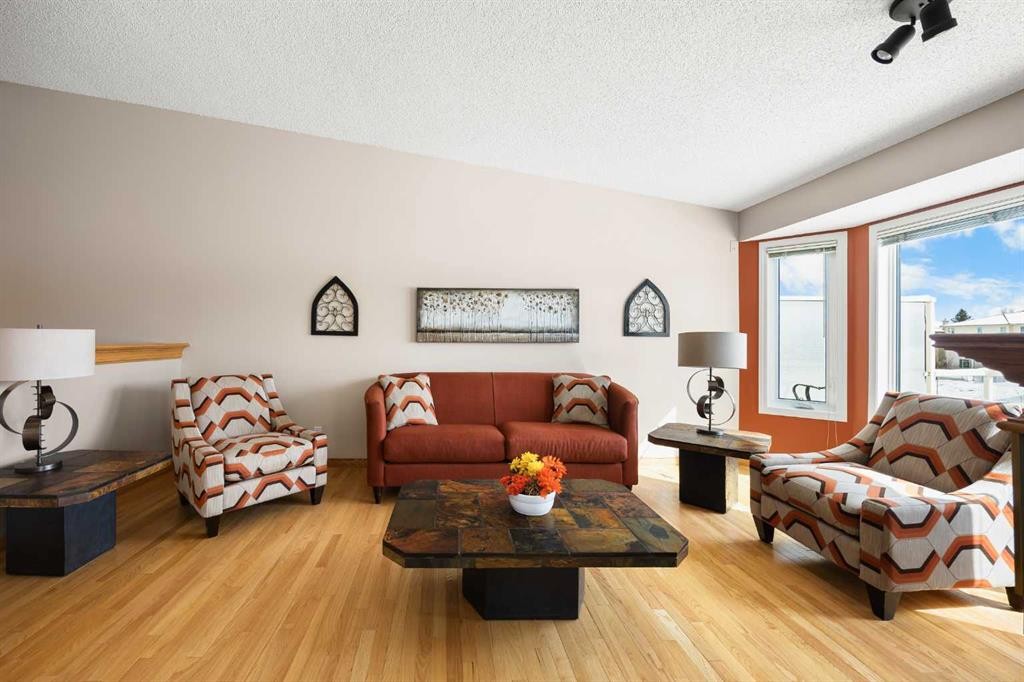 8 Edgevalley View Nw, Calgary, AB - Indoor Photo Showing Living Room