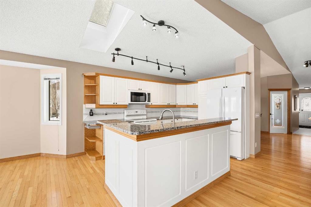8 Edgevalley View Nw, Calgary, AB - Indoor Photo Showing Kitchen