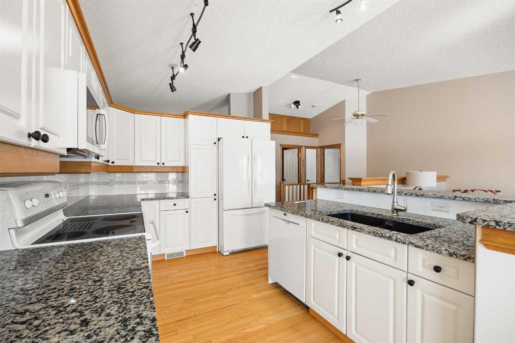 8 Edgevalley View Nw, Calgary, AB - Indoor Photo Showing Kitchen