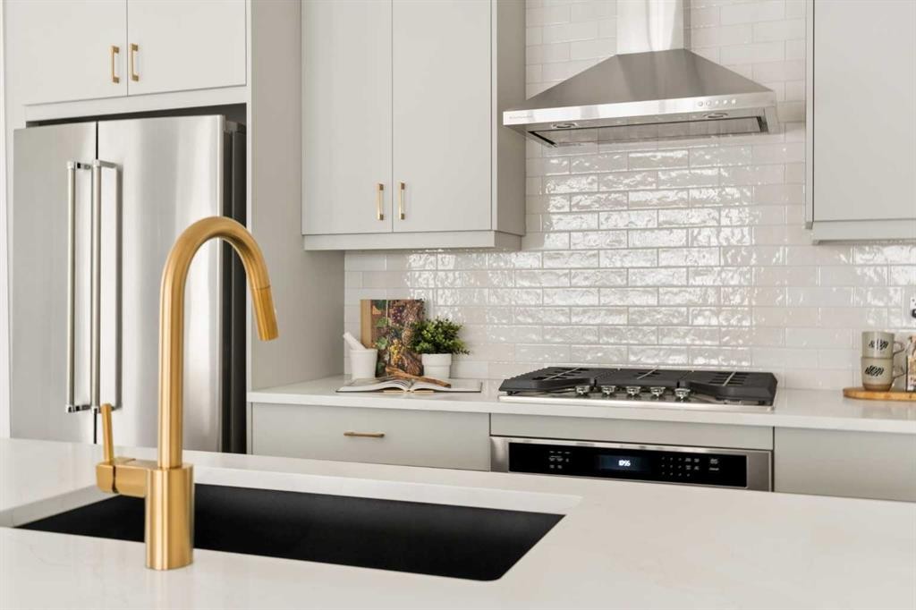 605 Sovereign Common Sw, Calgary, AB - Indoor Photo Showing Kitchen With Upgraded Kitchen