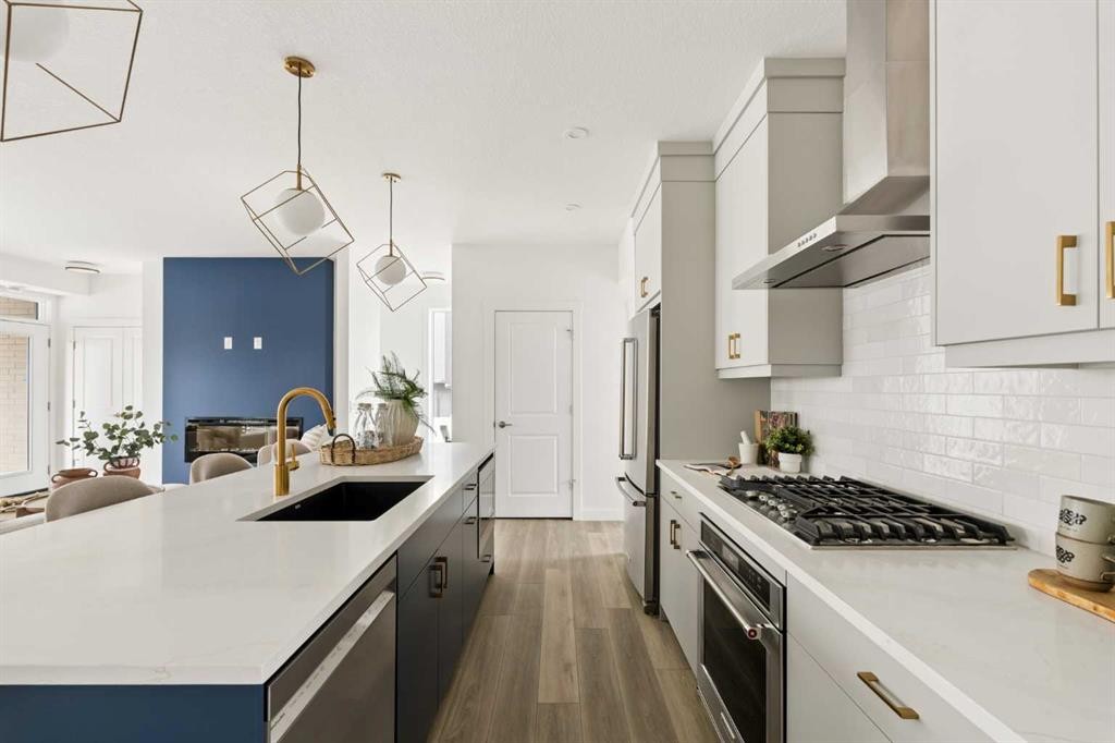 605 Sovereign Common Sw, Calgary, AB - Indoor Photo Showing Kitchen With Upgraded Kitchen