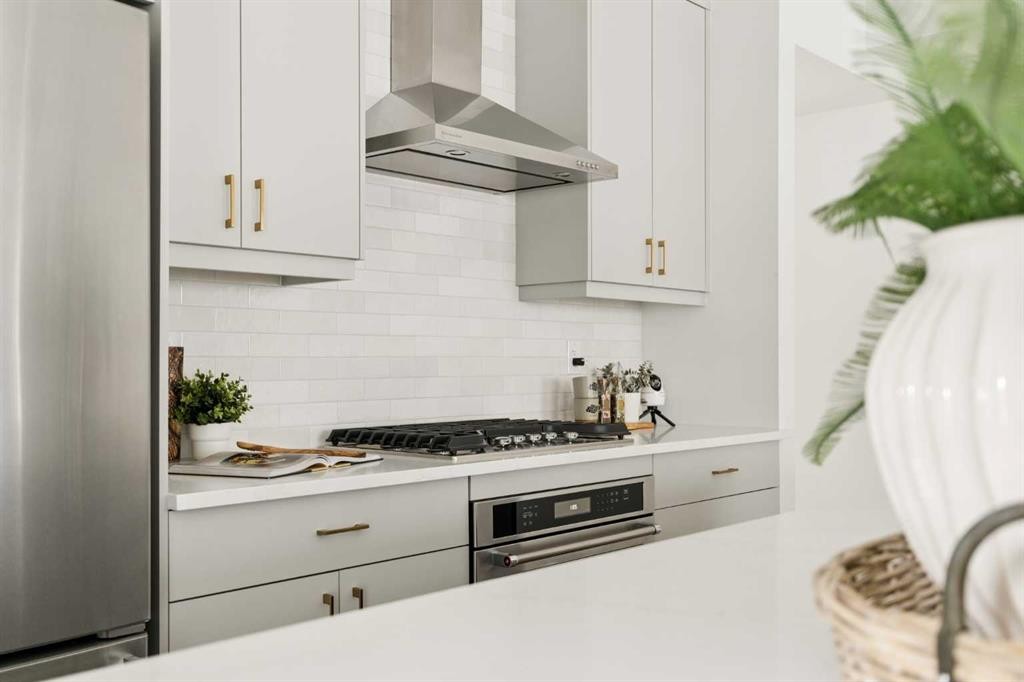 605 Sovereign Common Sw, Calgary, AB - Indoor Photo Showing Kitchen With Upgraded Kitchen