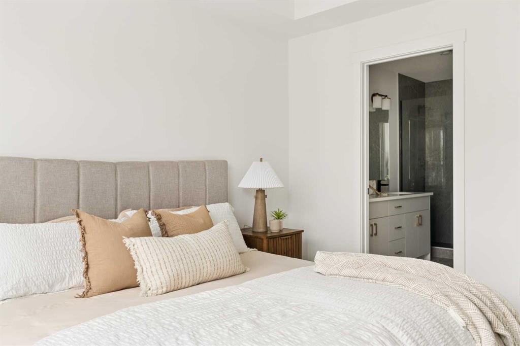 605 Sovereign Common Sw, Calgary, AB - Indoor Photo Showing Bedroom