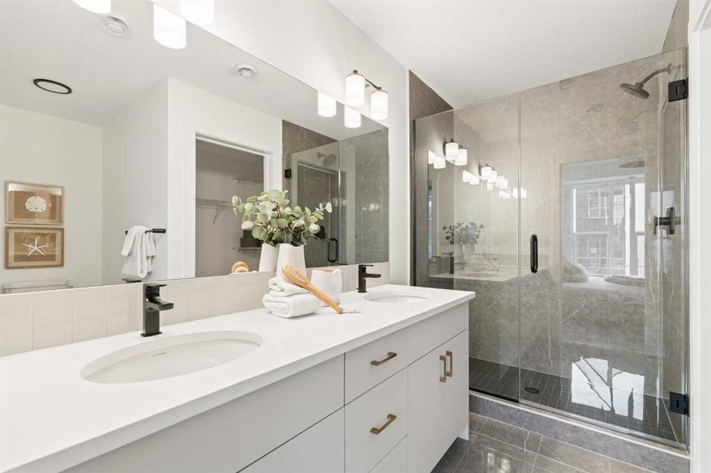 605 Sovereign Common Sw, Calgary, AB - Indoor Photo Showing Bathroom