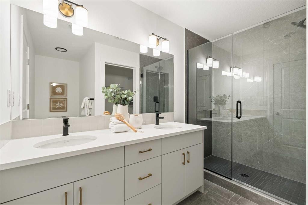 605 Sovereign Common Sw, Calgary, AB - Indoor Photo Showing Bathroom