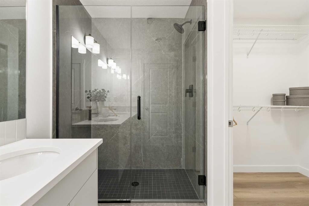 605 Sovereign Common Sw, Calgary, AB - Indoor Photo Showing Bathroom