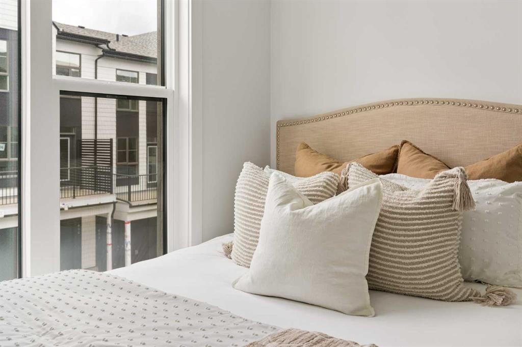 605 Sovereign Common Sw, Calgary, AB - Indoor Photo Showing Bedroom