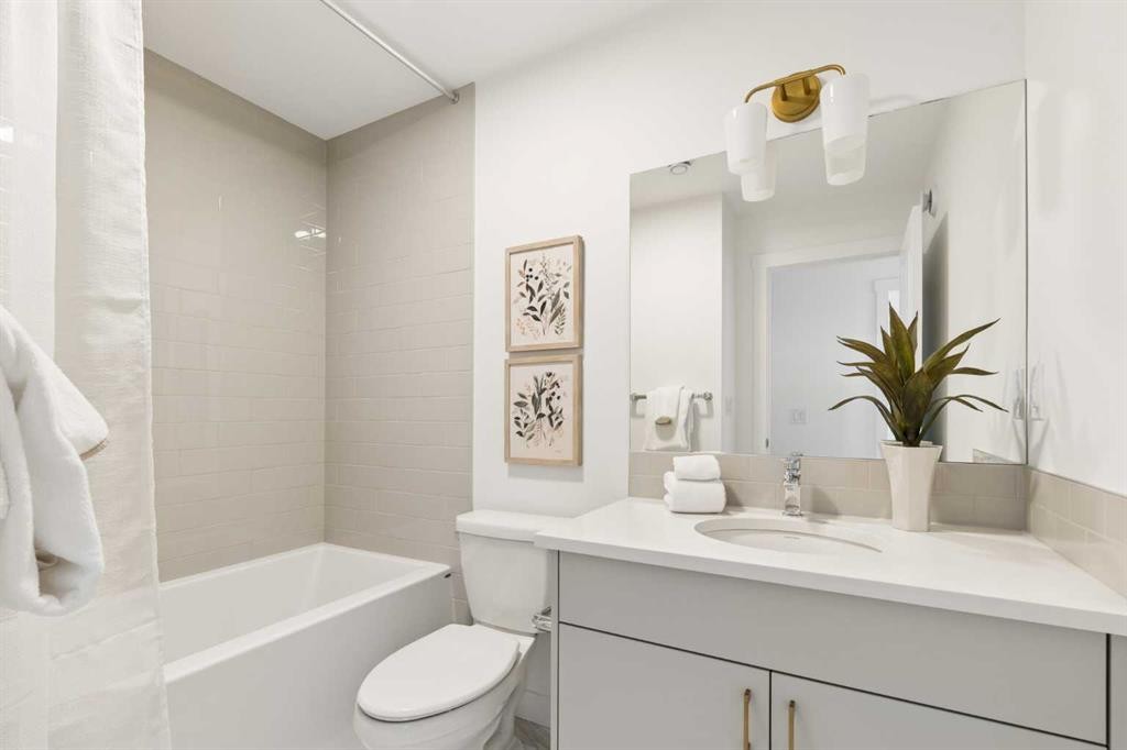 605 Sovereign Common Sw, Calgary, AB - Indoor Photo Showing Bathroom