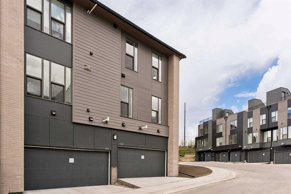 605 Sovereign Common Sw, Calgary, AB - Outdoor With Exterior