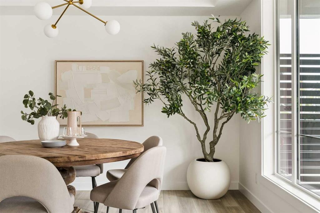 605 Sovereign Common Sw, Calgary, AB - Indoor Photo Showing Dining Room