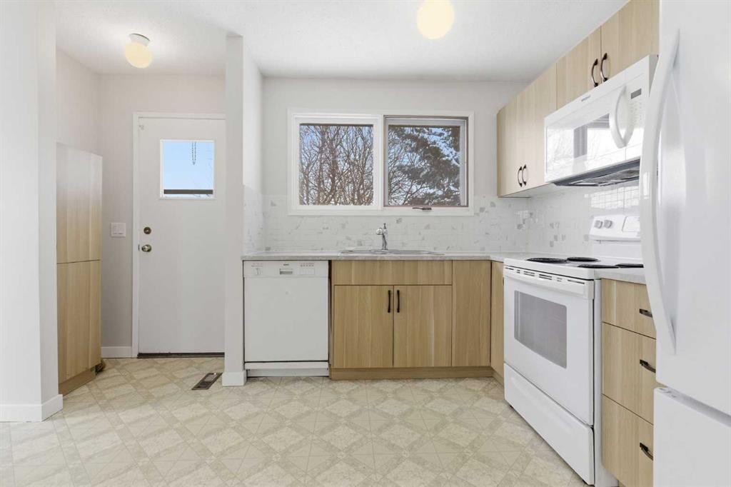 32 Fonda Mews Se, Calgary, AB - Indoor Photo Showing Kitchen