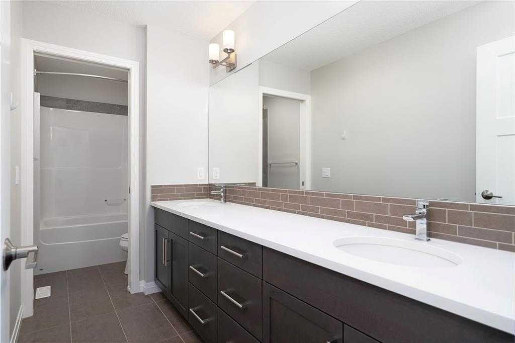 124 Auburn Meadows Crescent Se, Calgary, AB - Indoor Photo Showing Bathroom