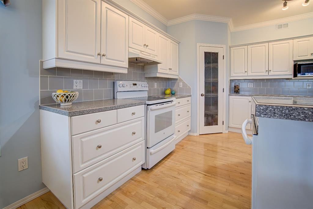 8 Link Spur, Claresholm, AB - Indoor Photo Showing Kitchen