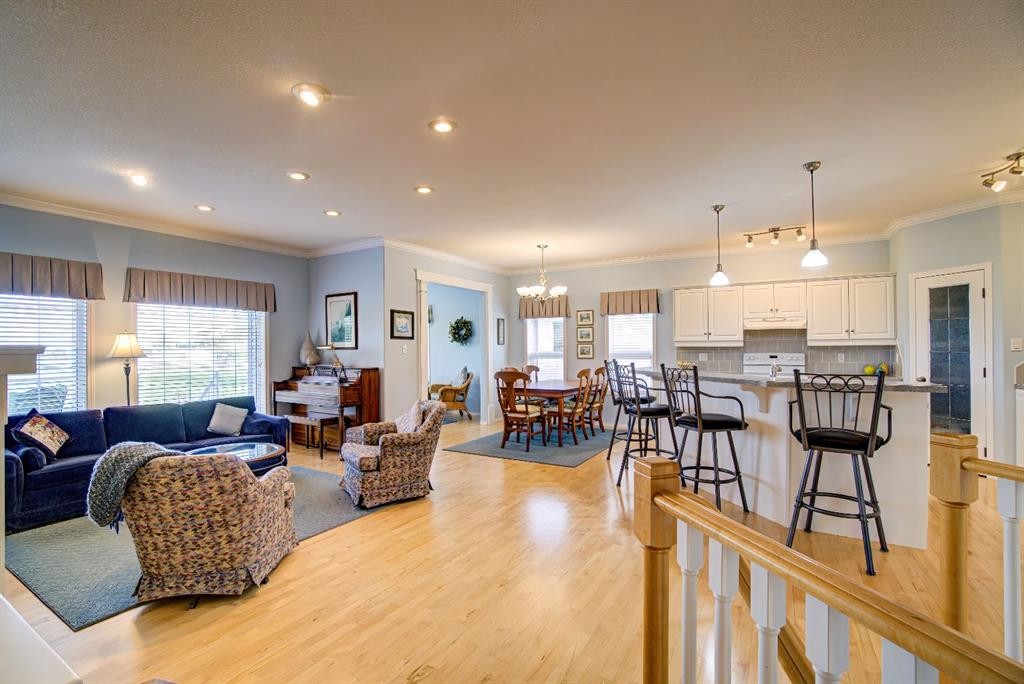 8 Link Spur, Claresholm, AB - Indoor Photo Showing Living Room