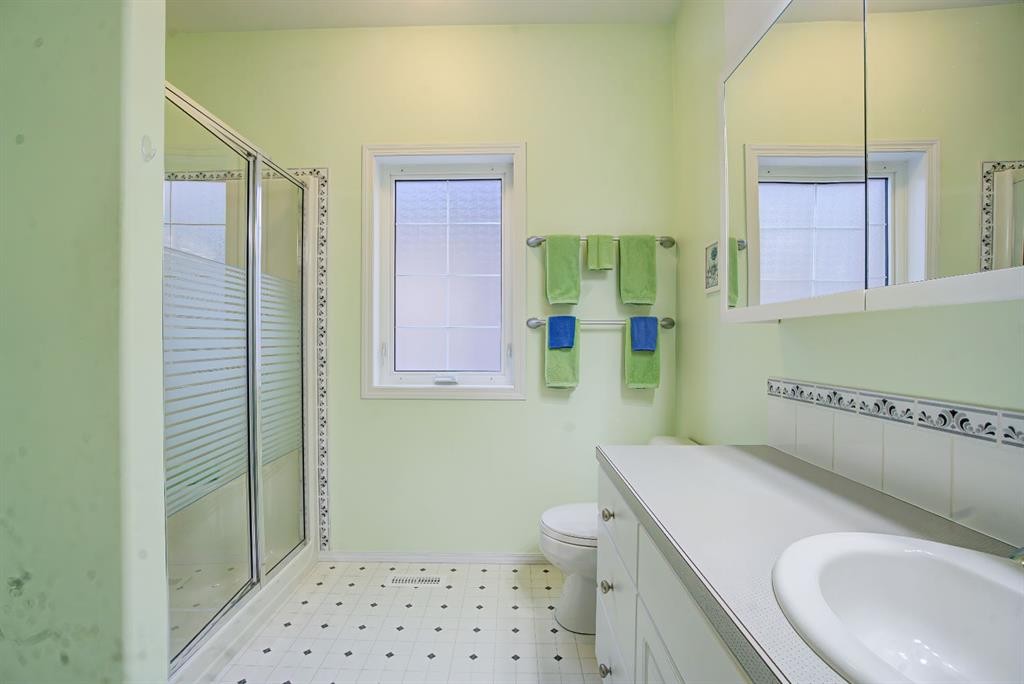 8 Link Spur, Claresholm, AB - Indoor Photo Showing Bathroom