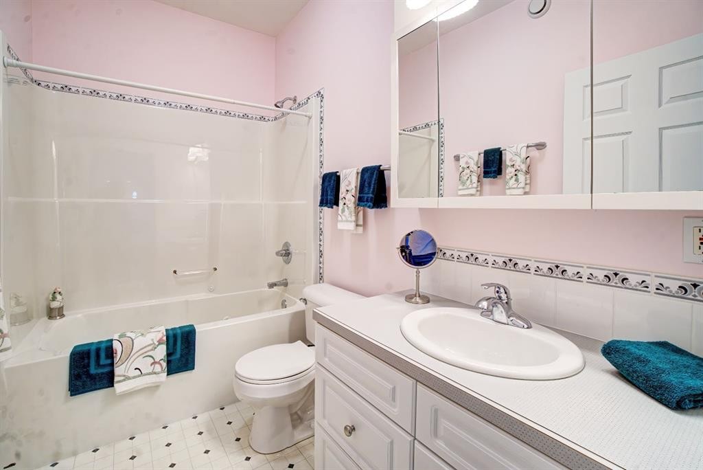 8 Link Spur, Claresholm, AB - Indoor Photo Showing Bathroom