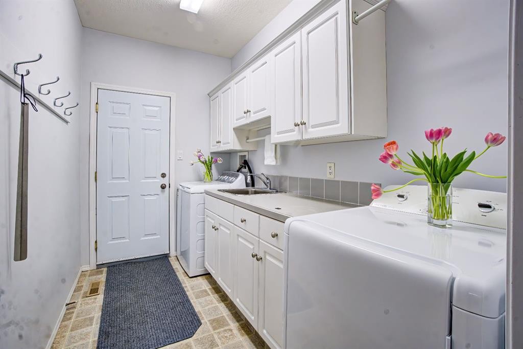 8 Link Spur, Claresholm, AB - Indoor Photo Showing Laundry Room