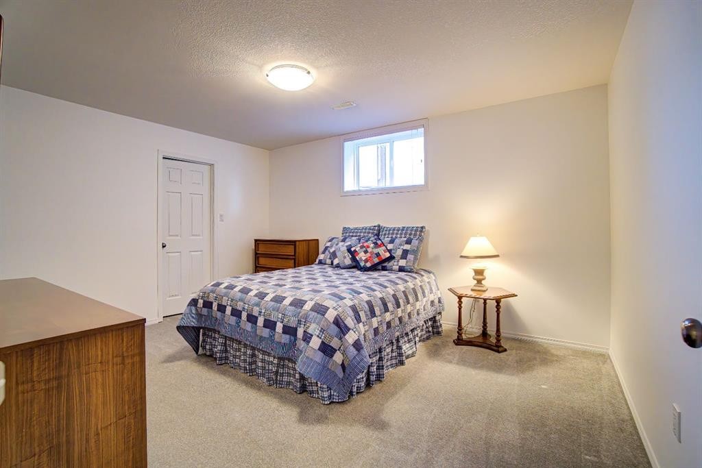 8 Link Spur, Claresholm, AB - Indoor Photo Showing Bedroom
