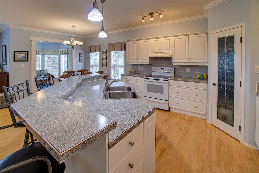 8 Link Spur, Claresholm, AB - Indoor Photo Showing Kitchen With Double Sink