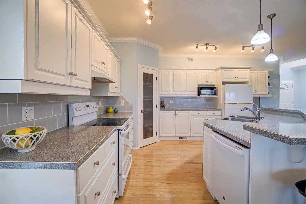 8 Link Spur, Claresholm, AB - Indoor Photo Showing Kitchen With Double Sink