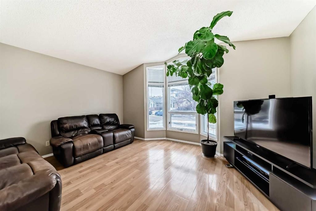 16272 5 Street Sw, Calgary, AB - Indoor Photo Showing Living Room