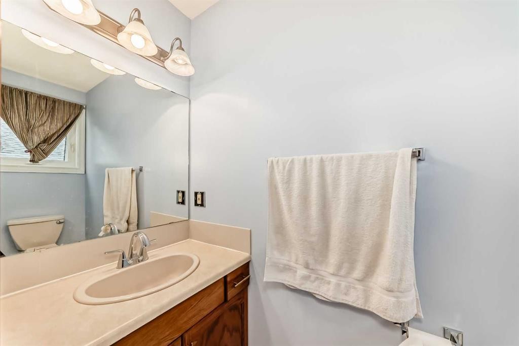 16272 5 Street Sw, Calgary, AB - Indoor Photo Showing Bathroom