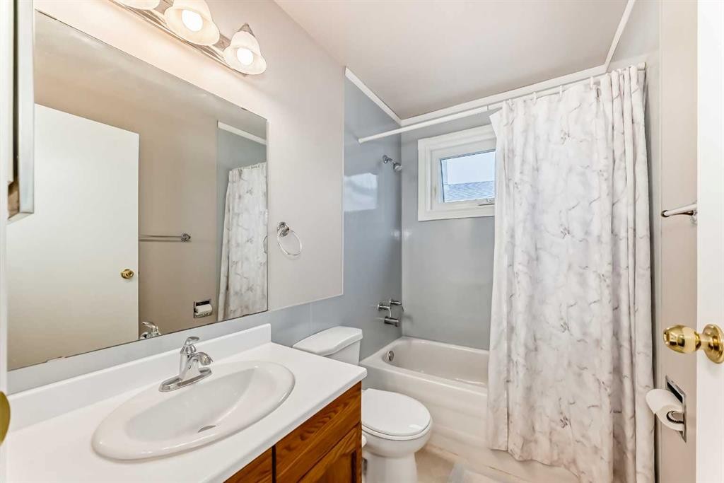 16272 5 Street Sw, Calgary, AB - Indoor Photo Showing Bathroom