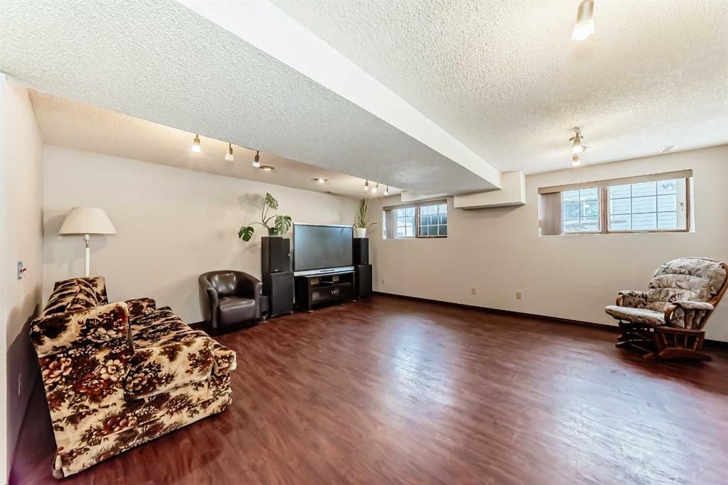 16272 5 Street Sw, Calgary, AB - Indoor