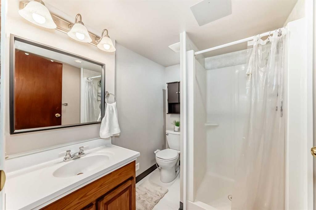 16272 5 Street Sw, Calgary, AB - Indoor Photo Showing Bathroom