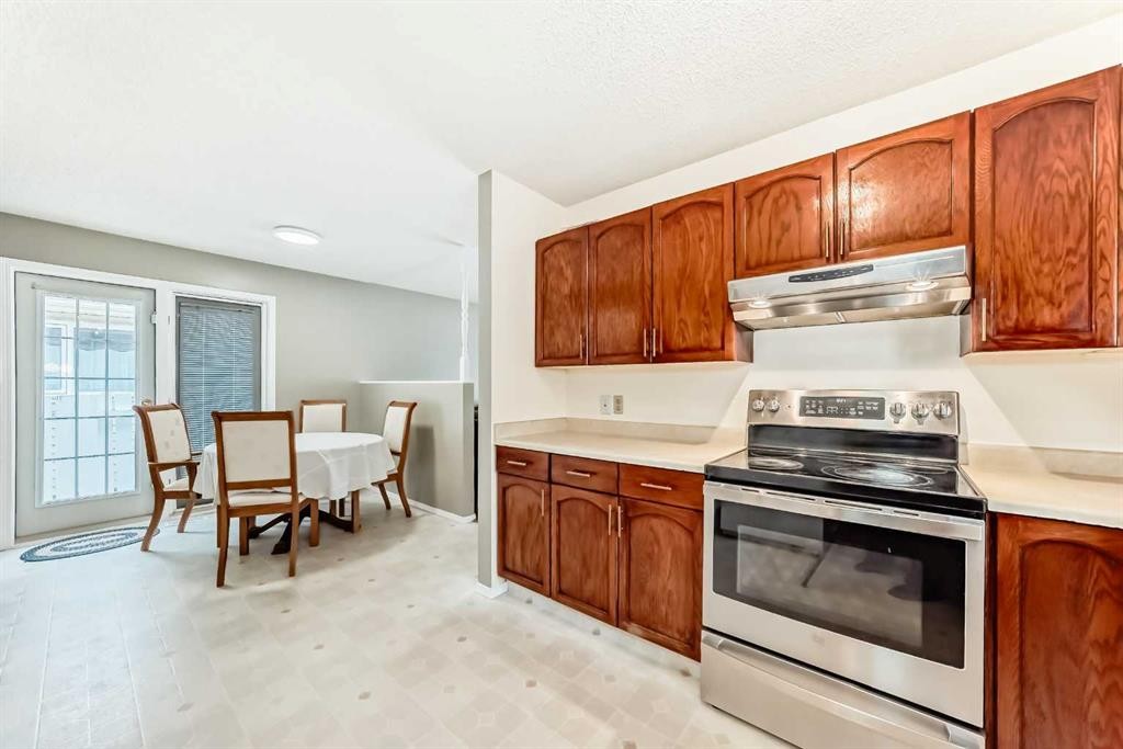 16272 5 Street Sw, Calgary, AB - Indoor Photo Showing Kitchen