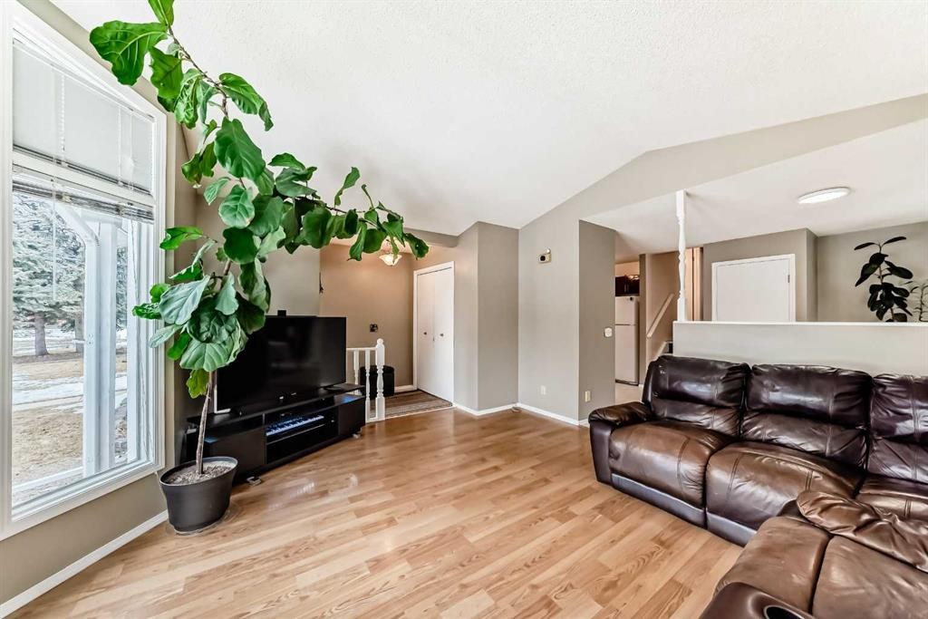 16272 5 Street Sw, Calgary, AB - Indoor Photo Showing Living Room