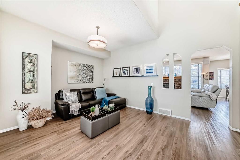 42 Somerset Circle Sw, Calgary, AB - Indoor Photo Showing Living Room