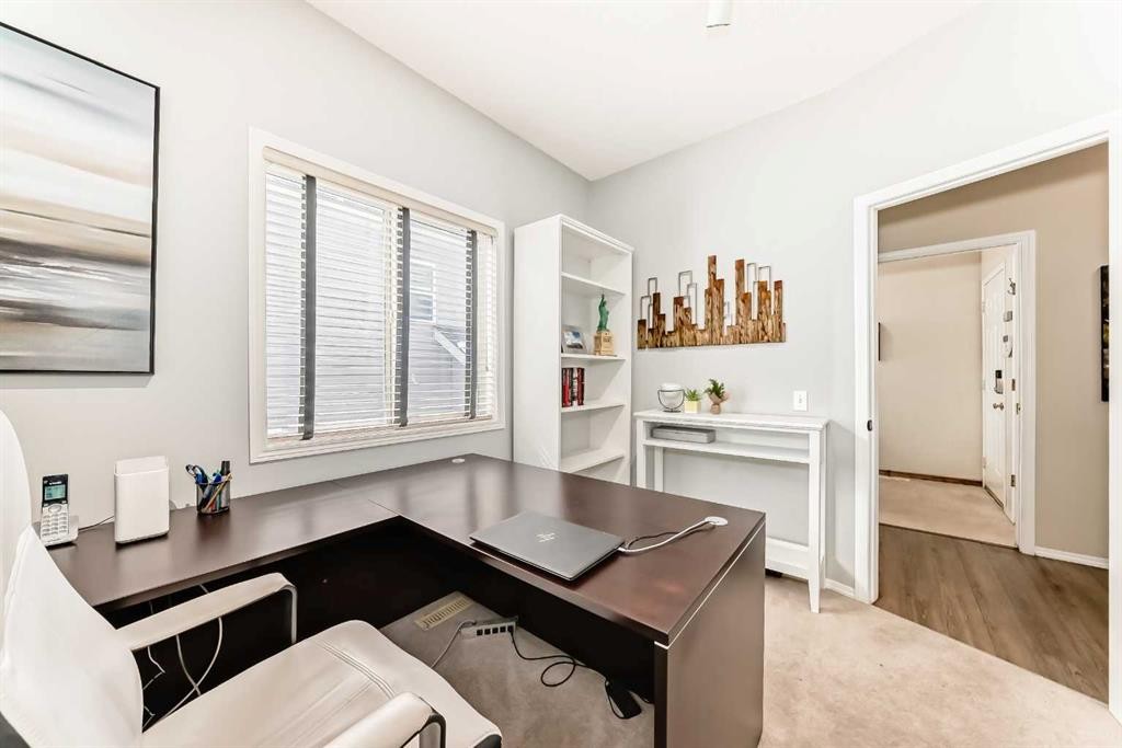 42 Somerset Circle Sw, Calgary, AB - Indoor Photo Showing Other Room