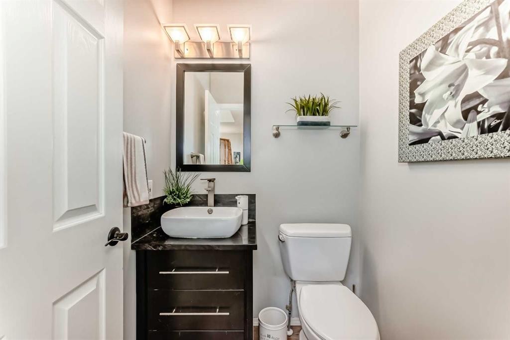 42 Somerset Circle Sw, Calgary, AB - Indoor Photo Showing Bathroom