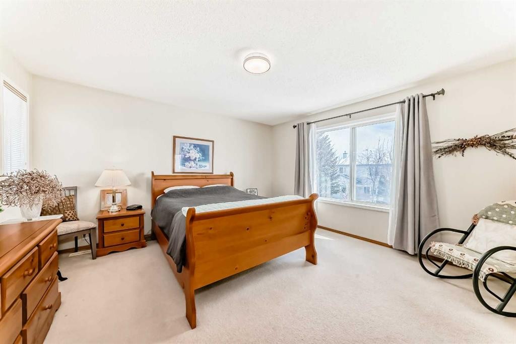 42 Somerset Circle Sw, Calgary, AB - Indoor Photo Showing Bedroom