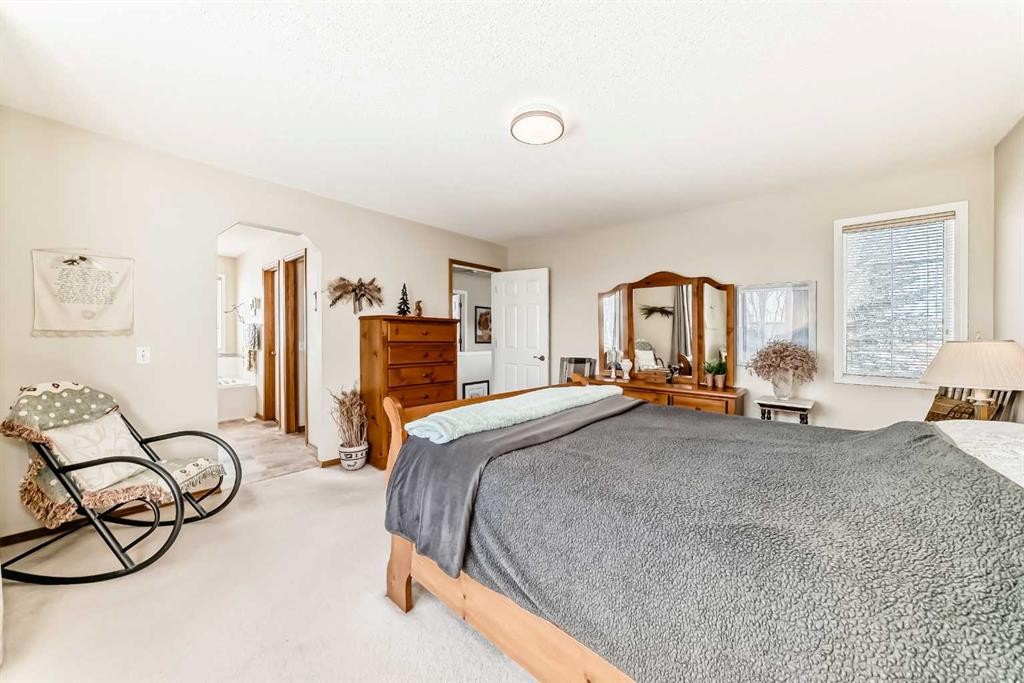 42 Somerset Circle Sw, Calgary, AB - Indoor Photo Showing Bedroom