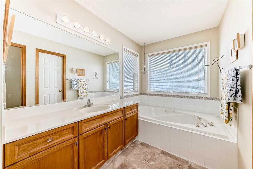 42 Somerset Circle Sw, Calgary, AB - Indoor Photo Showing Bathroom