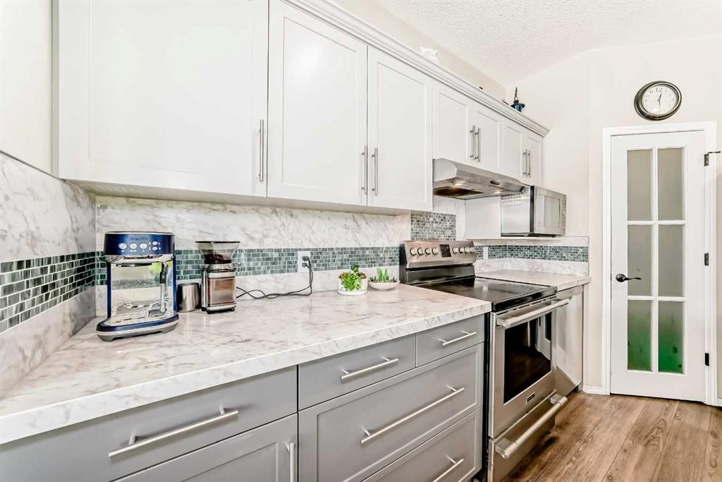 42 Somerset Circle Sw, Calgary, AB - Indoor Photo Showing Kitchen