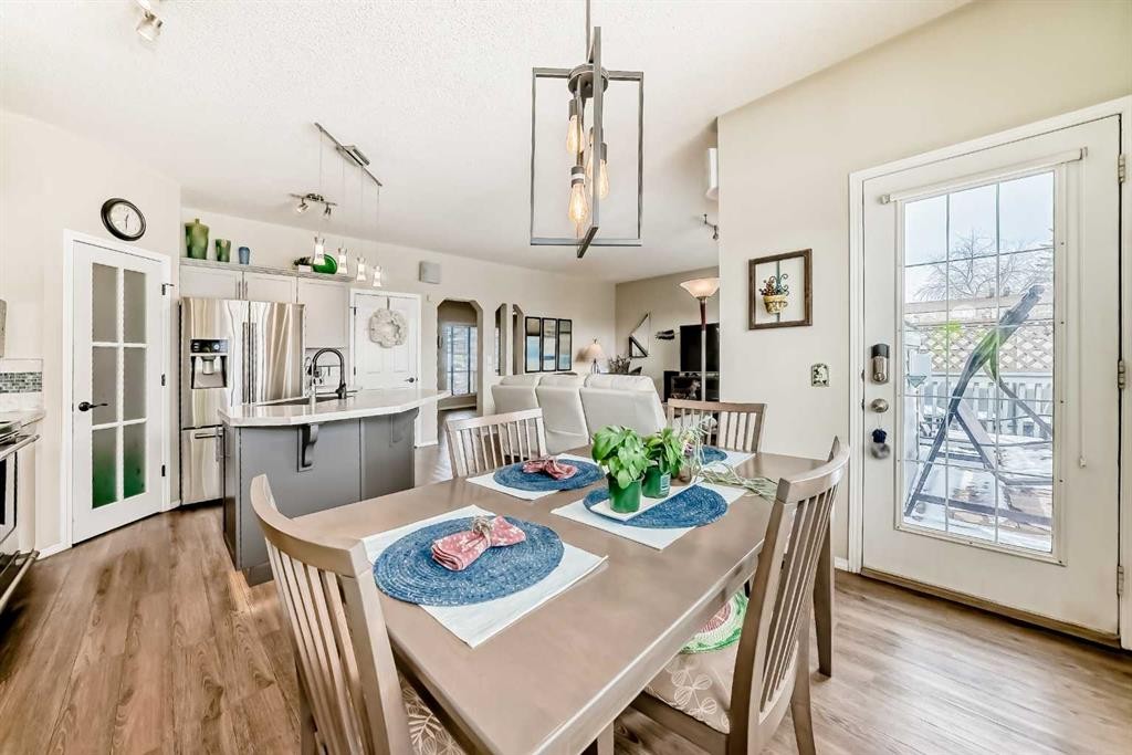 42 Somerset Circle Sw, Calgary, AB - Indoor Photo Showing Dining Room