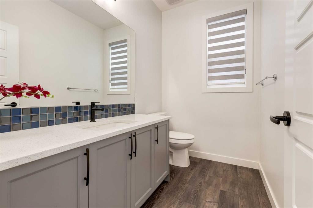 142 Cranbrook Park Se, Calgary, AB - Indoor Photo Showing Bathroom