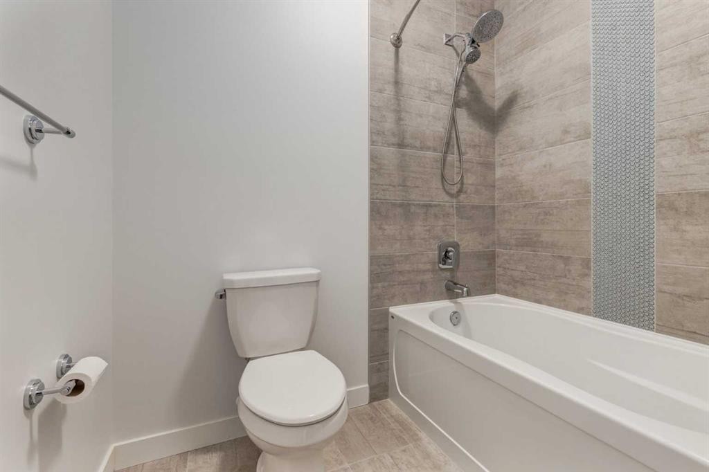 142 Cranbrook Park Se, Calgary, AB - Indoor Photo Showing Bathroom