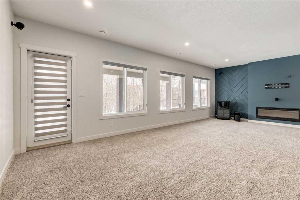 142 Cranbrook Park Se, Calgary, AB - Indoor Photo Showing Other Room