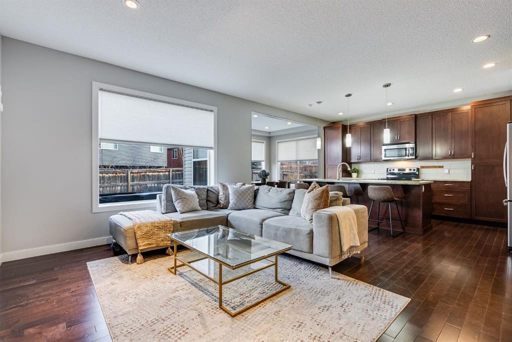 26 Auburn Glen Circle Se, Calgary, AB - Indoor Photo Showing Living Room